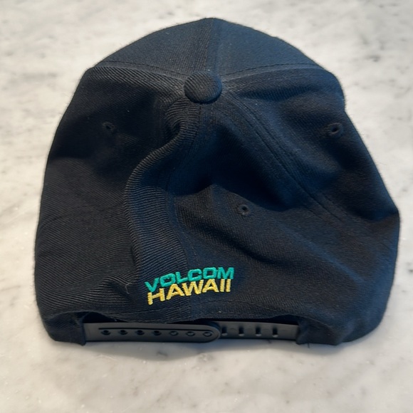 Volcom Hawaii SnapBack hat - Picture 2 of 2
